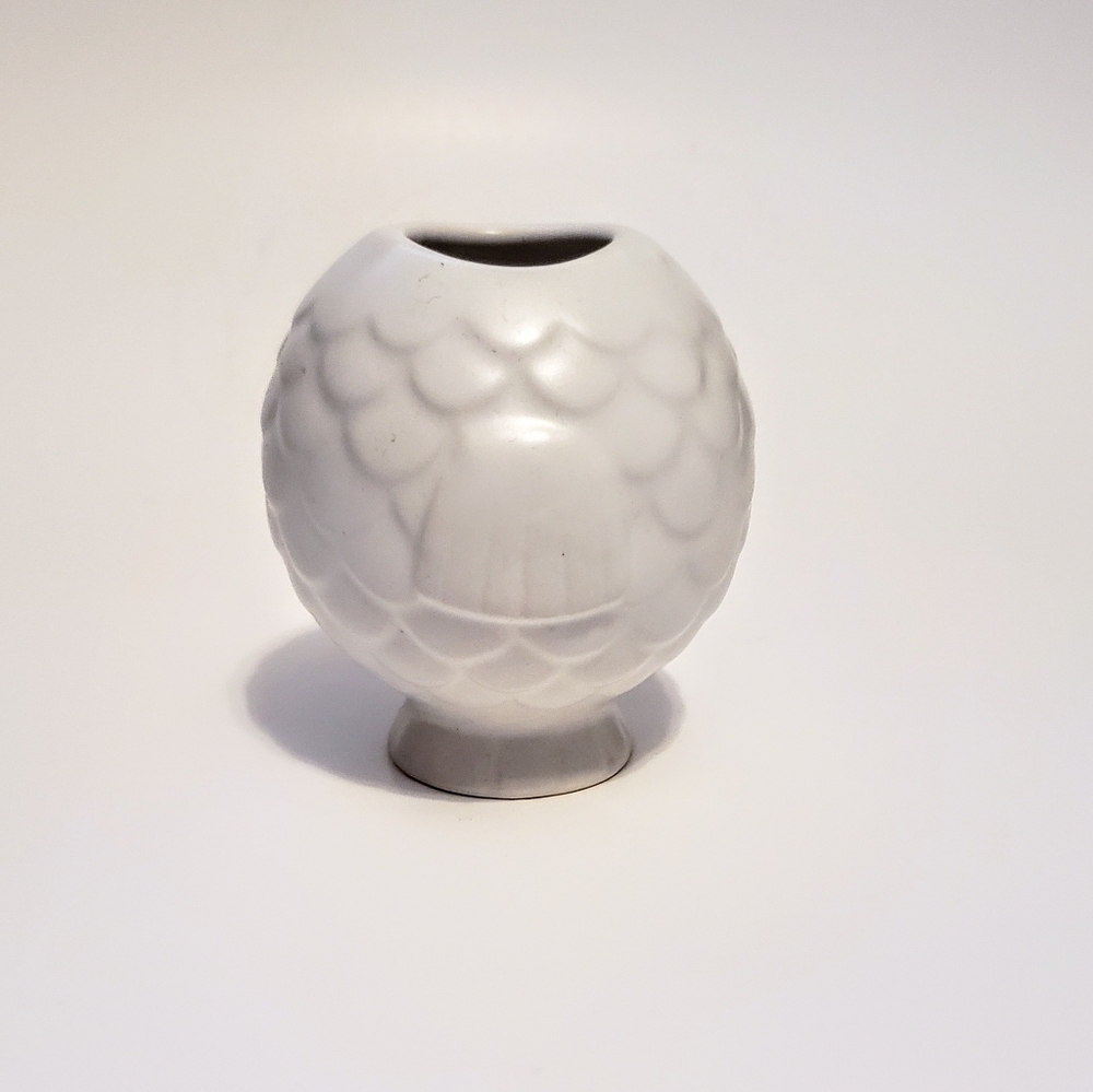 Tiny little vase, white fish, aquatic, fins